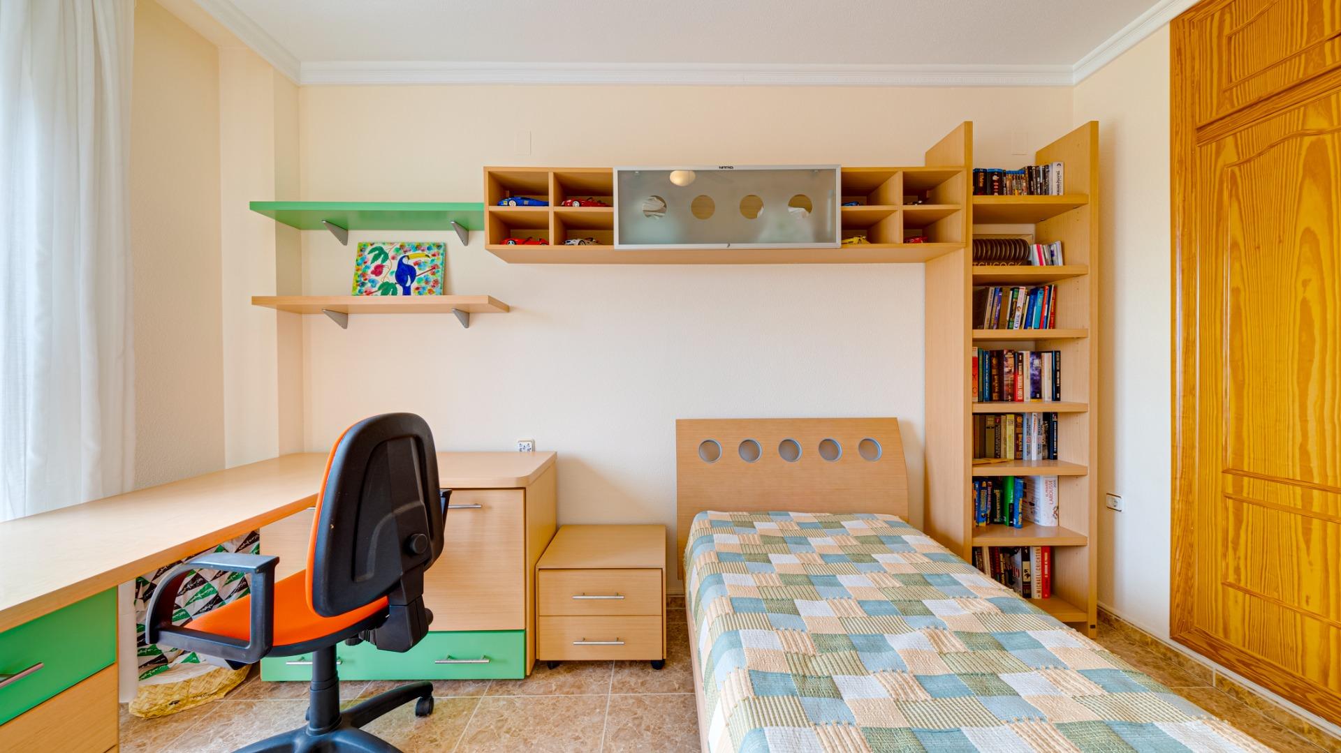 2-33-23 Large corner semi-detached house with sea views,
