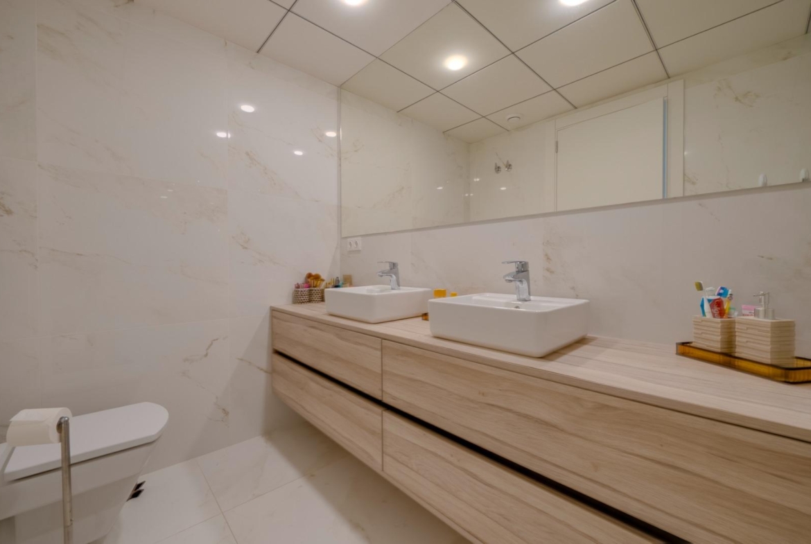 Exclusivo Piso en la Cala de Benidorm con Vistas al Mar