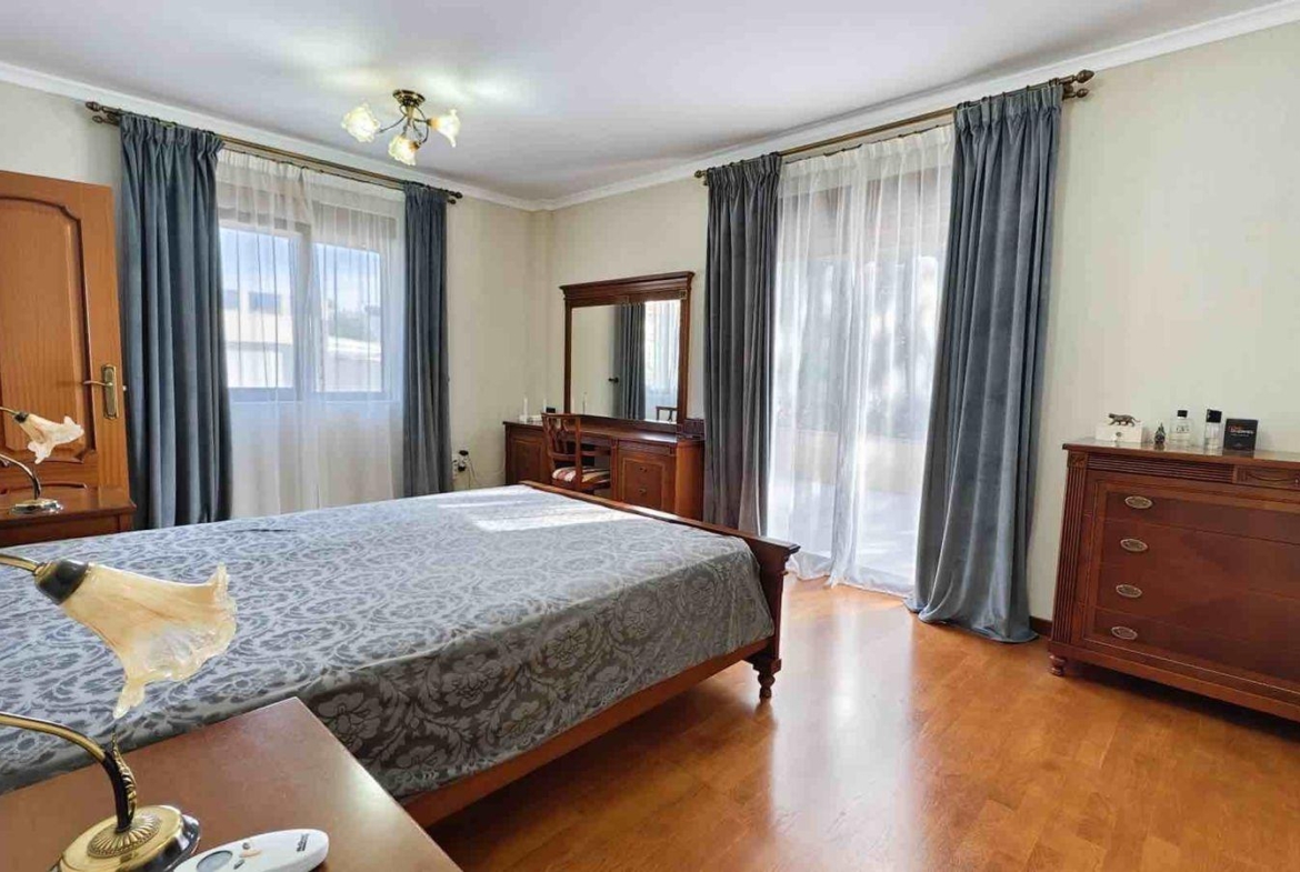 VILLA EN CIUDQUESADA. CON PISCINA PRIVADA. PARCELA 850M2. CASA 364 M2.
