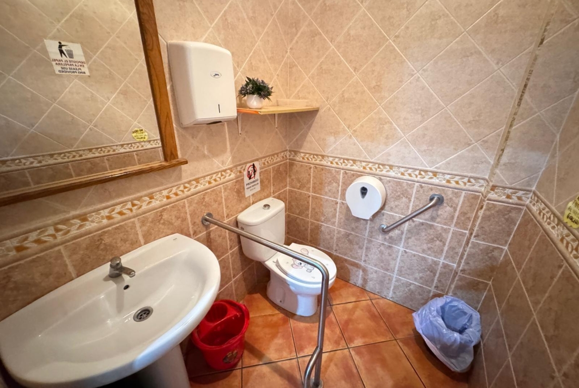 BAR EN VENTA. SE VENDE UN BAR A 500 METROS DE PLAYA DEL CURA CON 2 BAÑOS Y 150 M2 SUPERFICIE.