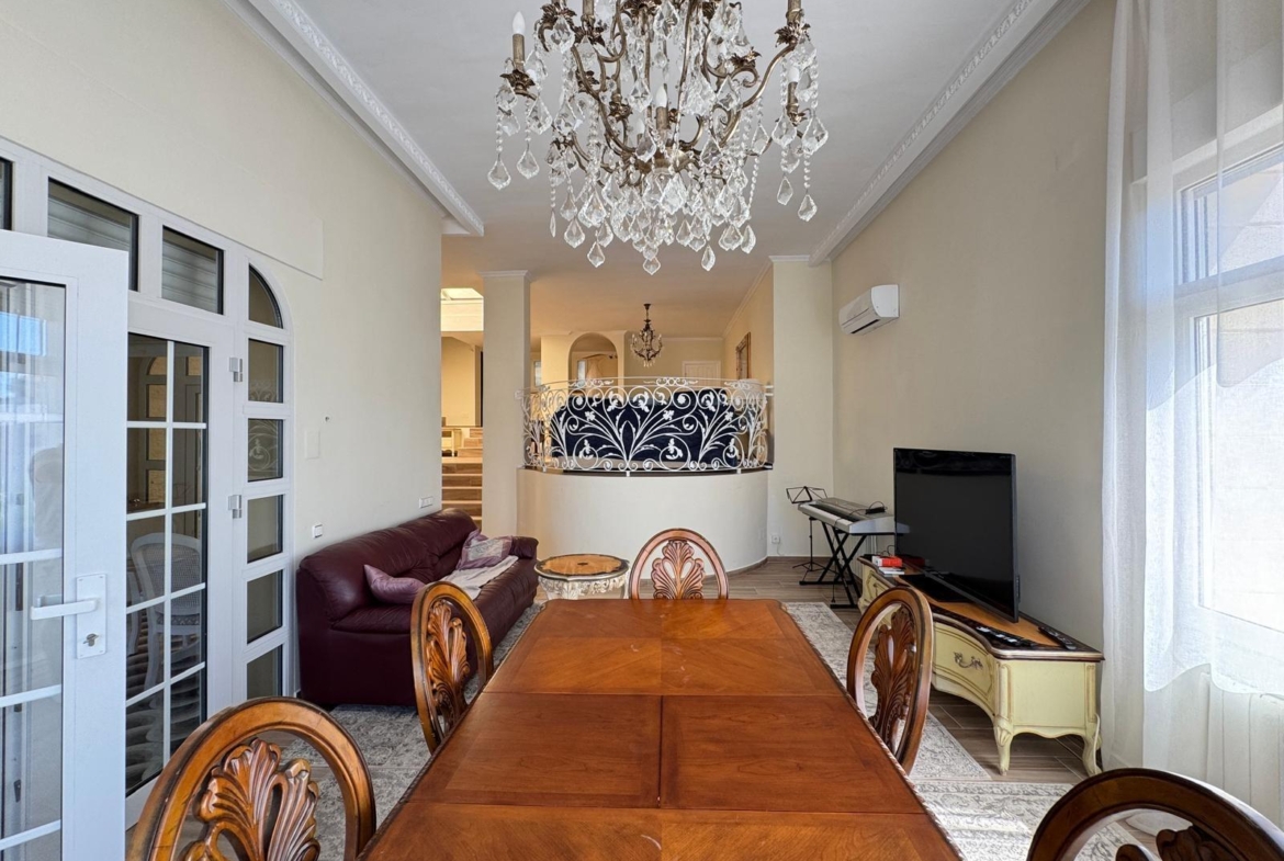 VILLA DE LIJO EN CAMPOAMOR CON 639 M2 DE CASA. PARCELA 800 M2. PISCINA PROPIA. 5 DORM. 4 BAÑOS. PLAYA A 650 METROS.