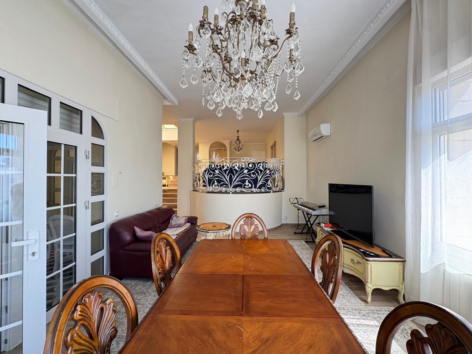 2-33-67 VILLA DE LIJO EN CAMPOAMOR CON 639 M2 DE CASA. PARCELA 800 M2. PISCINA PROPIA. 5 DORM. 4 BAÑOS. PLAYA A 650 METROS.