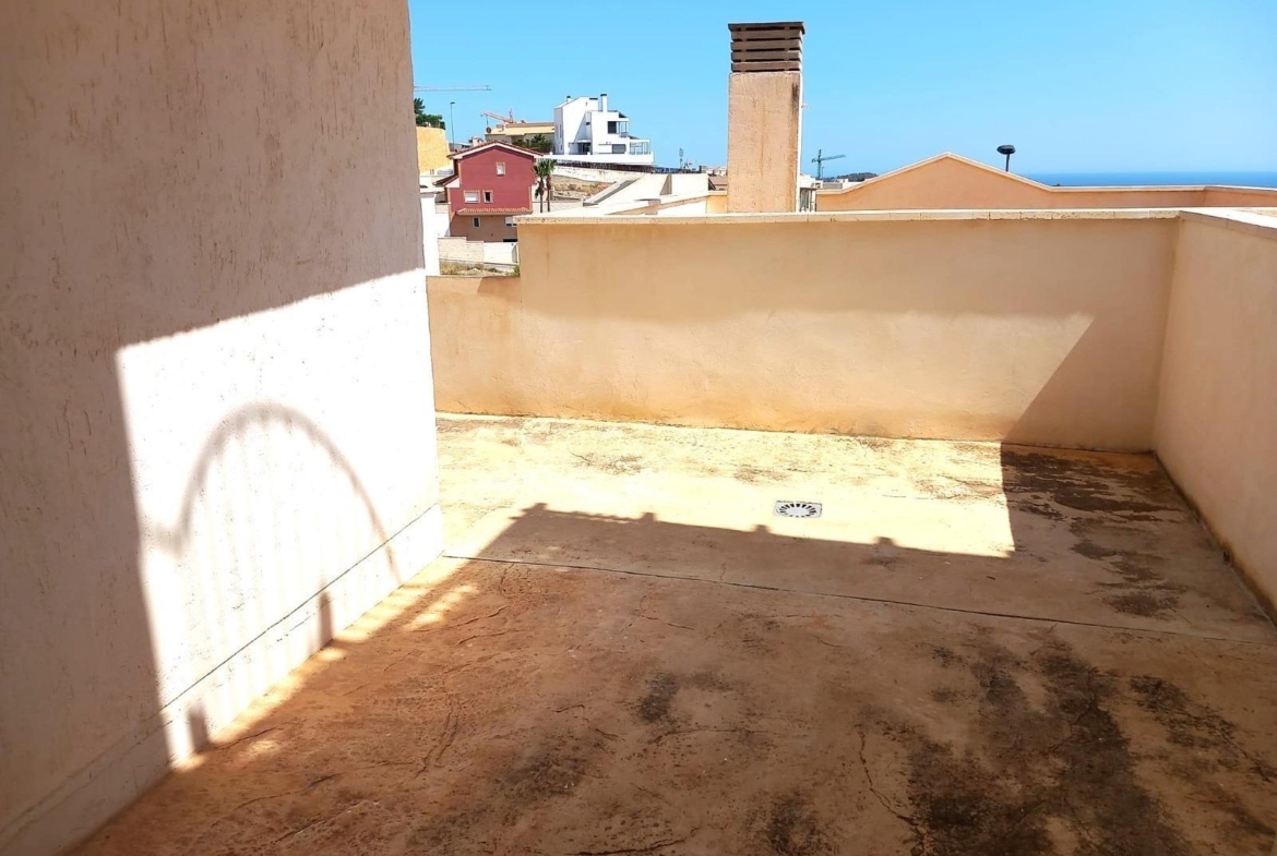 Encantadora Casa Adosada con Impresionantes Vistas al Mar en Balcón de Finestrat