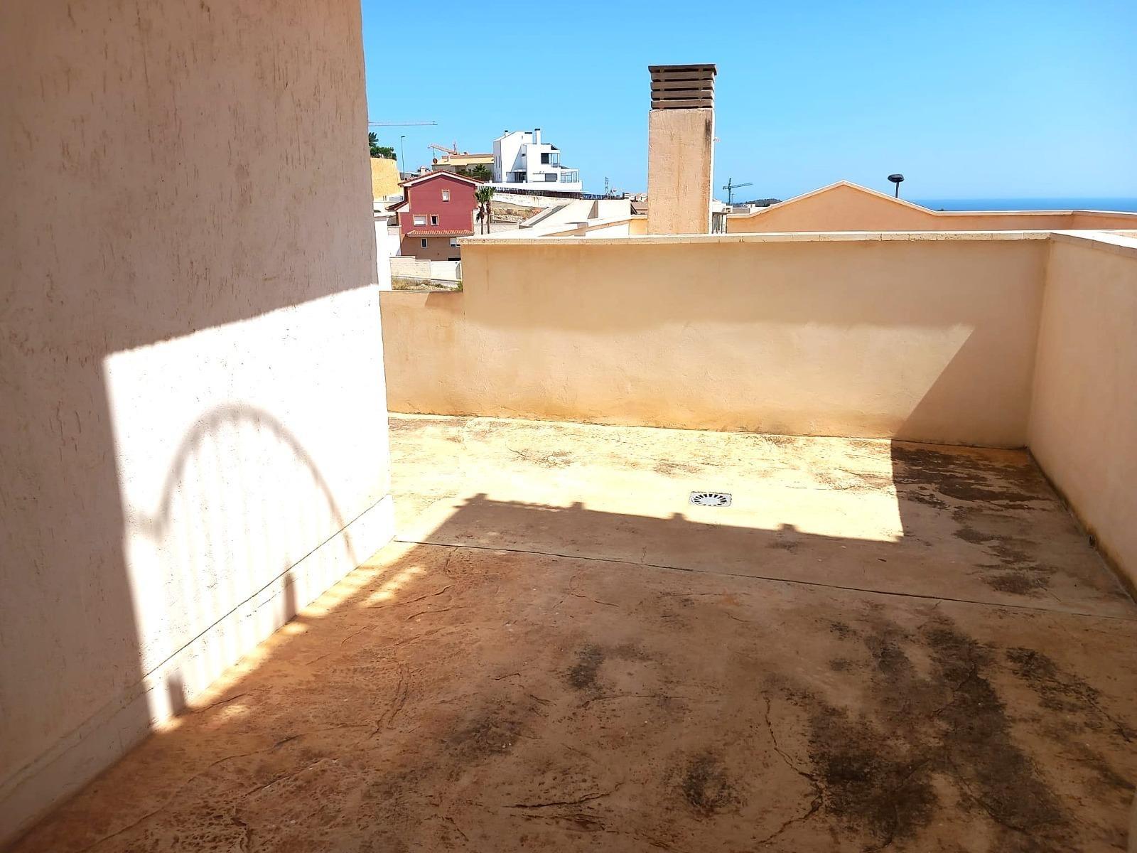 Encantadora Casa Adosada con Impresionantes Vistas al Mar en Balcón de Finestrat