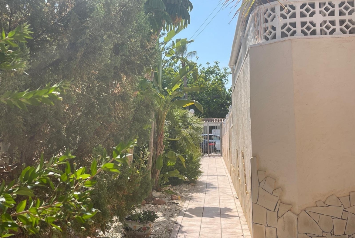 VILLA PARADA CON VISTAS AL MAR Y A 200 METROS DE PLAYA! ZONA TORRE LA MATA. 5 DRM. 3 BAÑOS. PISCINA PRIVADA.