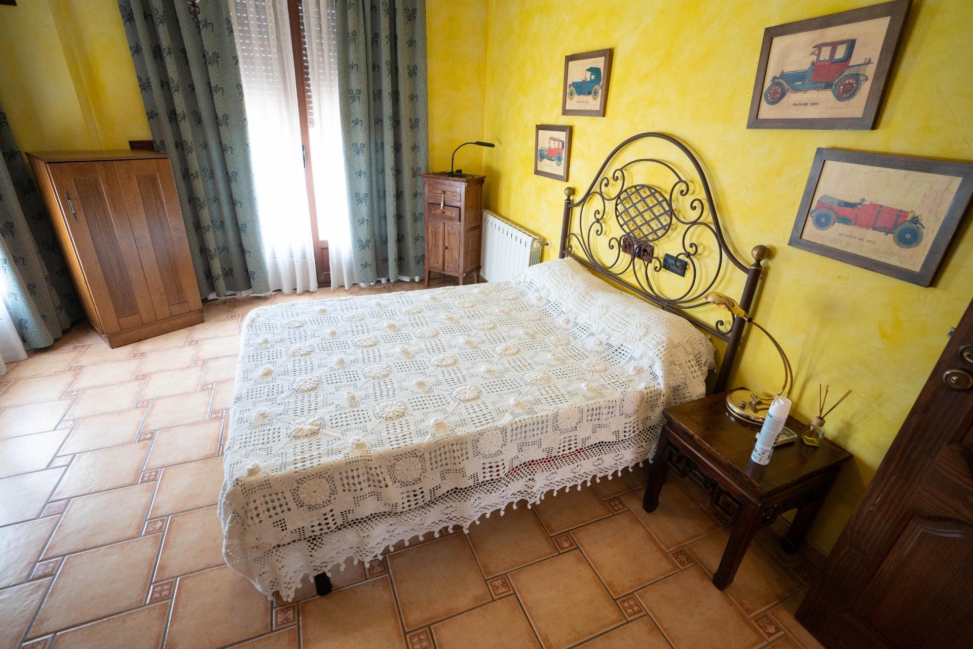 LARGE HOUSE WITH COMMERCIAL PREMISES IN SAN MIGUEL DE SALINAS
