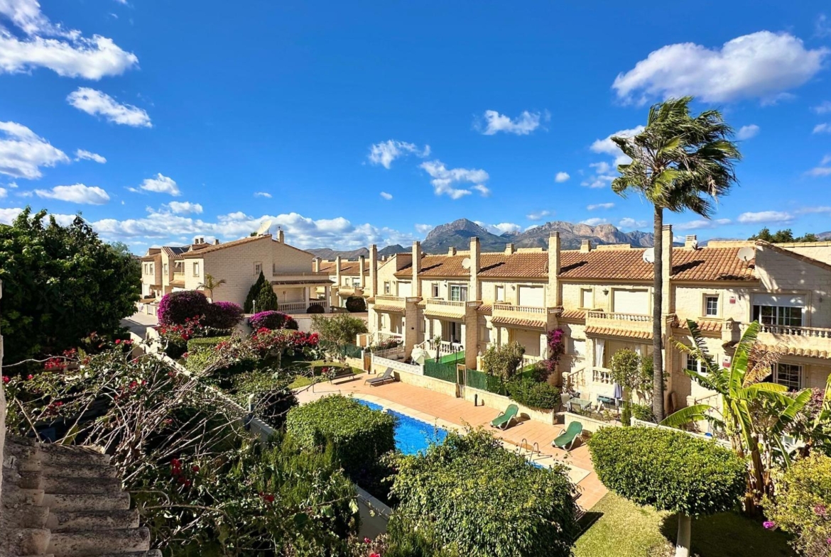 Prachtig herenhuis in Albir met tuin 15 minuten lopen van het strand!