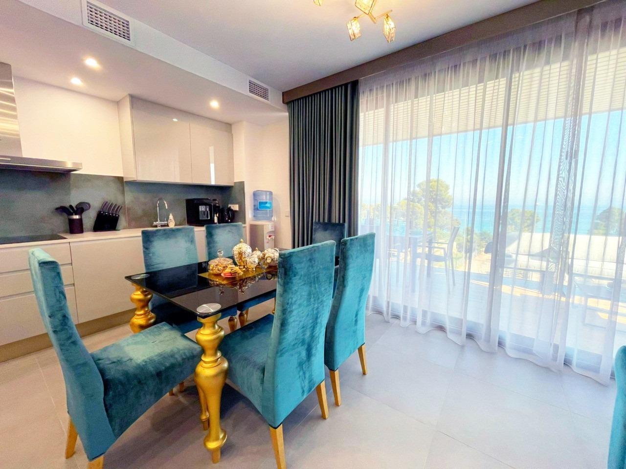 Moderne nieuwe appartementen aan de oevers van de Middellandse Zee
