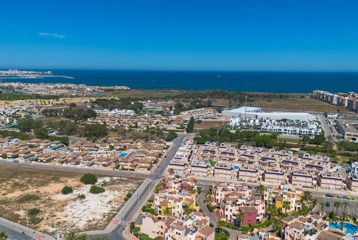 ATÍCO EN PUNTA PRIMA CON SOLARIUM PRIVADO DE 40 M2. 2 DORM. 2 BAÑOS. PISCINA COMUNITARIA.