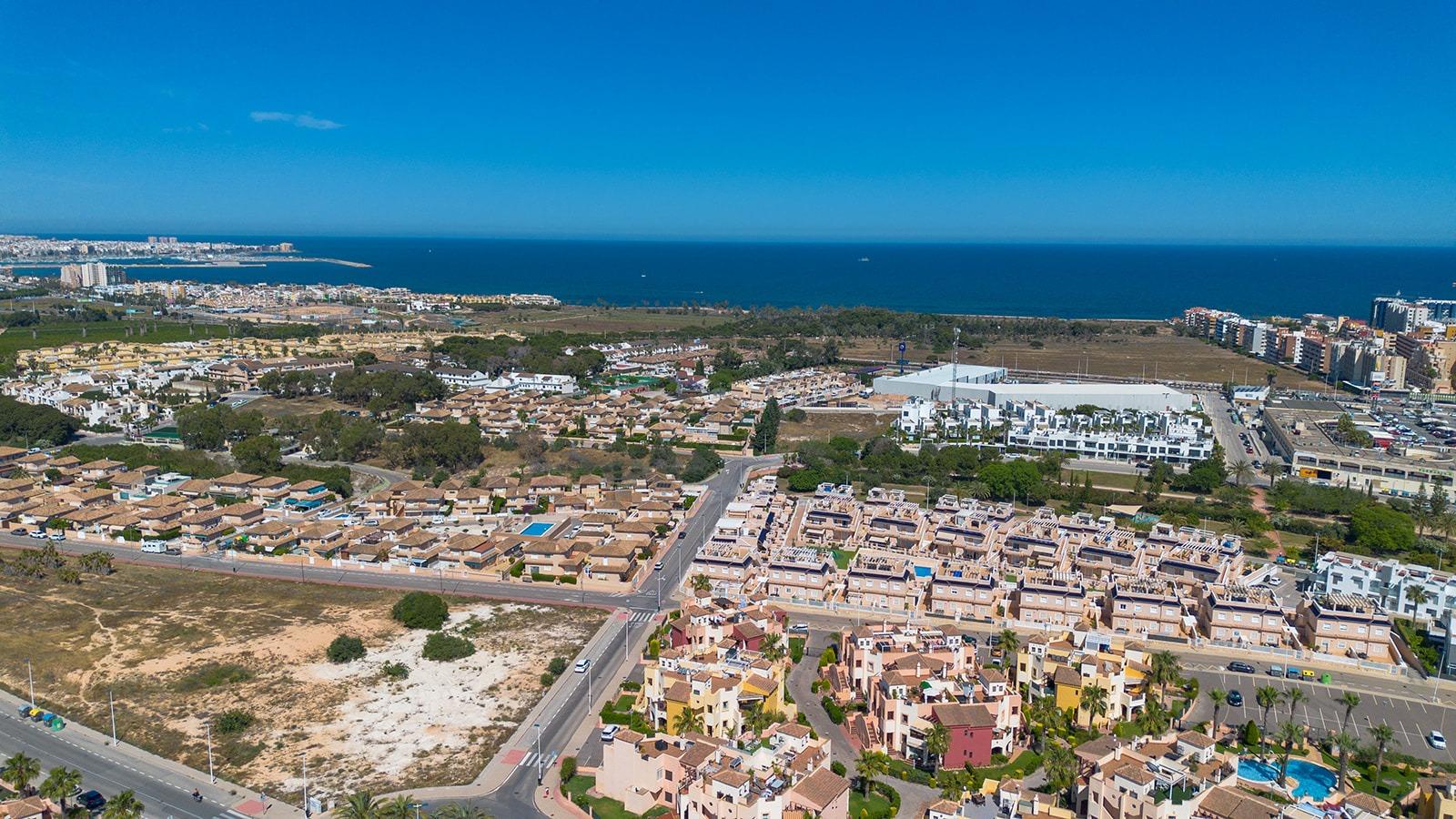 2-34-58 ATÍCO EN PUNTA PRIMA CON SOLARIUM PRIVADO DE 40 M2. 2 DORM. 2 BAÑOS. PISCINA COMUNITARIA.