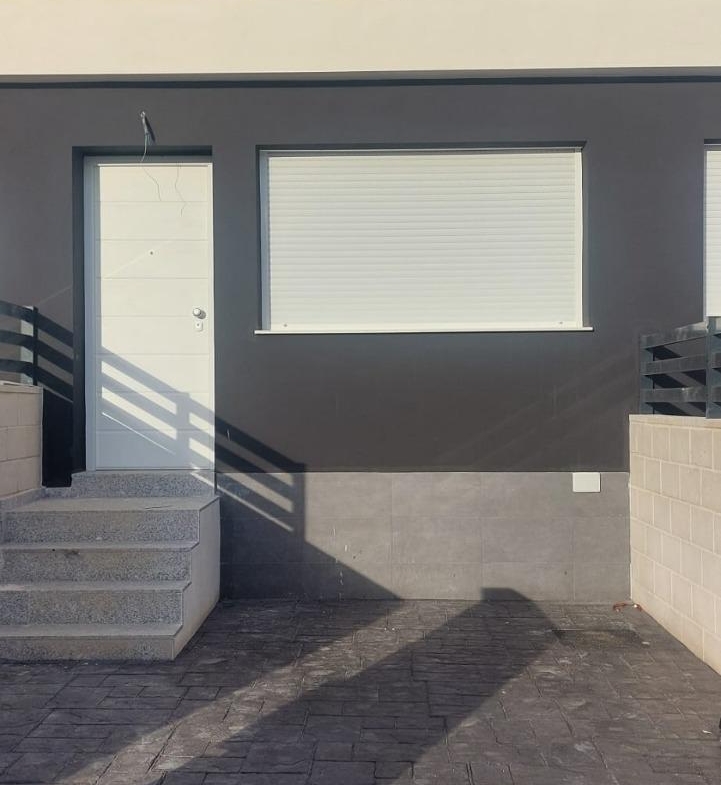 NEW WORK IN GRAN ALACANT. TOWNHOUSES WITH GARDEN AND PRIVATE SOLARIUM OF 27 M2. 2 BEDROOMS. 2 BATHROOMS. COMMUNITY POOL. VISION MODEL