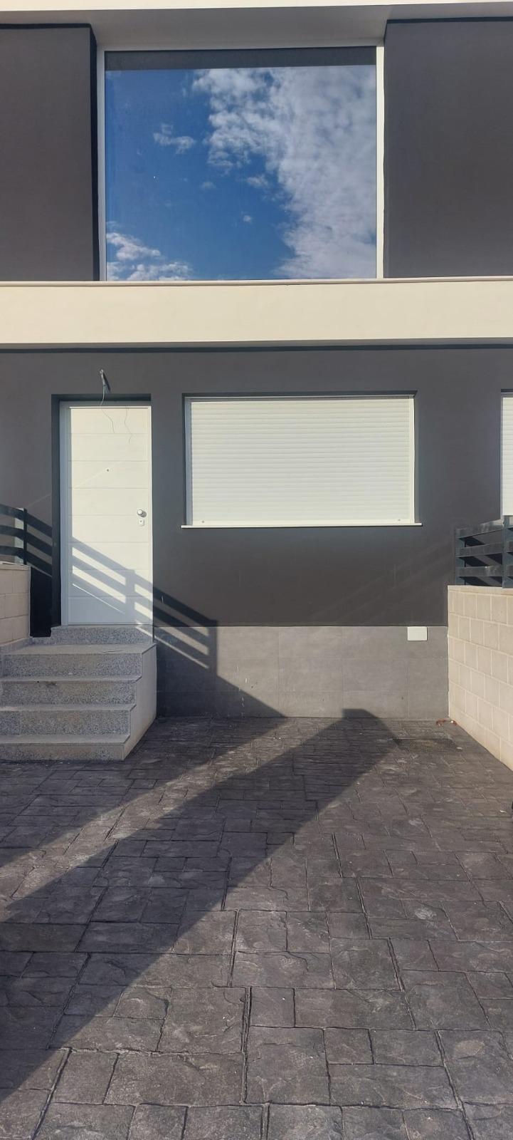 NEW WORK IN GRAN ALACANT. TOWNHOUSES WITH GARDEN AND PRIVATE SOLARIUM OF 27 M2. 2 BEDROOMS. 2 BATHROOMS. COMMUNITY POOL. VISION MODEL