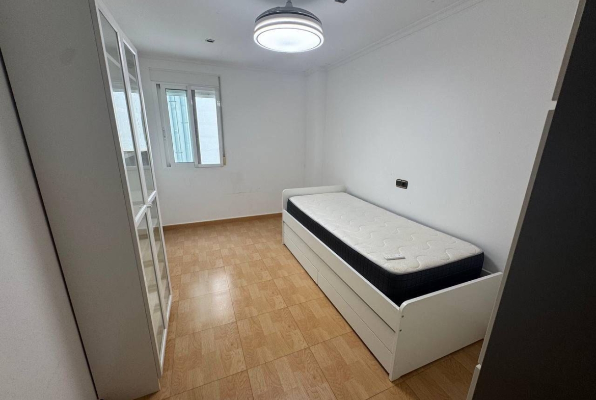 Spacious Semi-New Apartment in Torrevieja, Ideal for Living