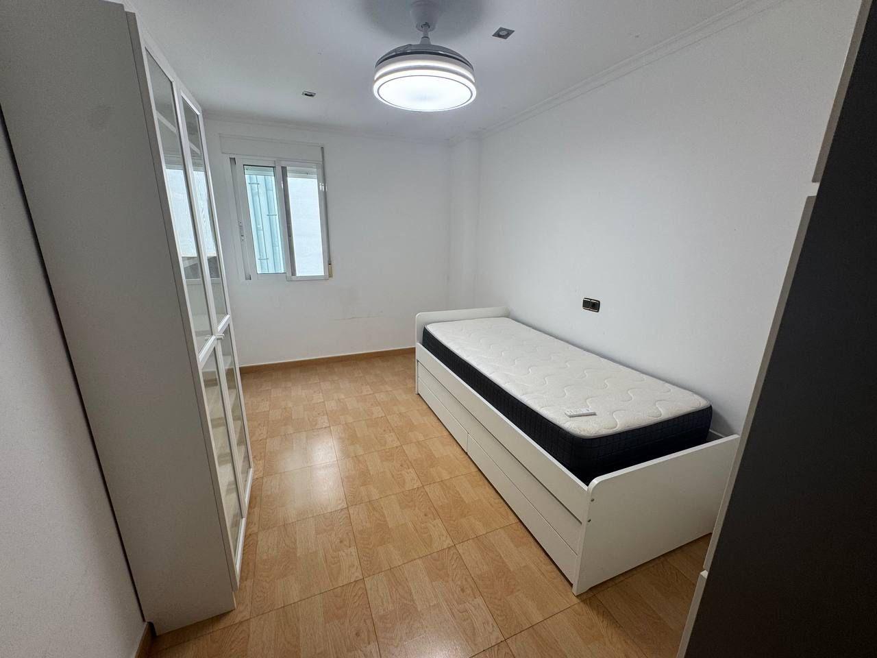 2-34-77 Spacious Semi-New Apartment in Torrevieja, Ideal for Living