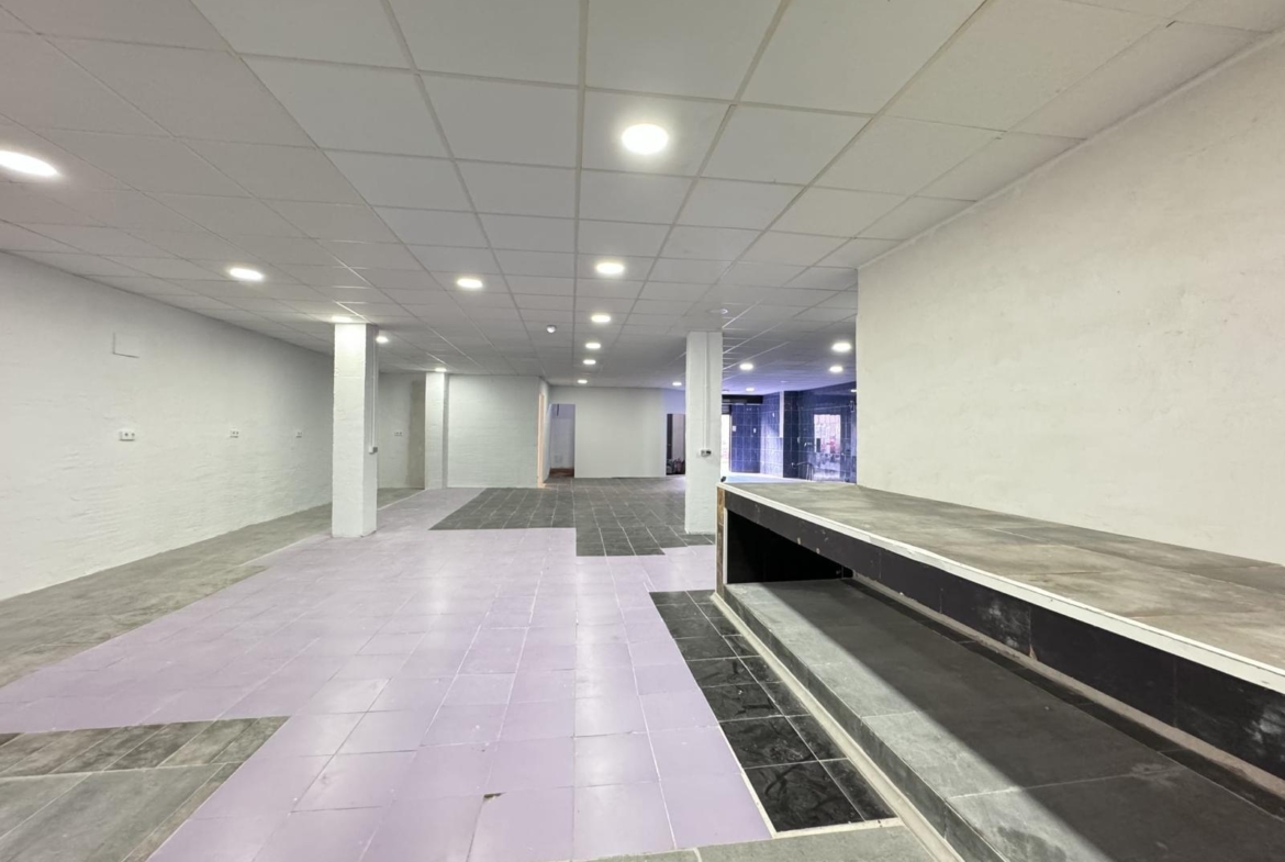 LOKALE COMERCIËLE CON SUPERFICIE DE 780 M2. SEGUNDA LINEA DE PLAYA. 70 METROS DEL MAR.