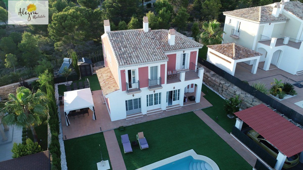 EXCELLENT VILLA IN SIERRA CORTINA FOR SALE