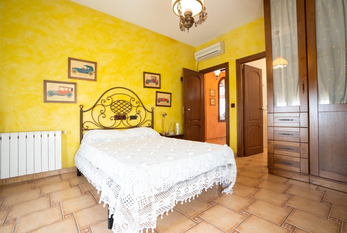 LARGE HOUSE WITH COMMERCIAL PREMISES IN SAN MIGUEL DE SALINAS