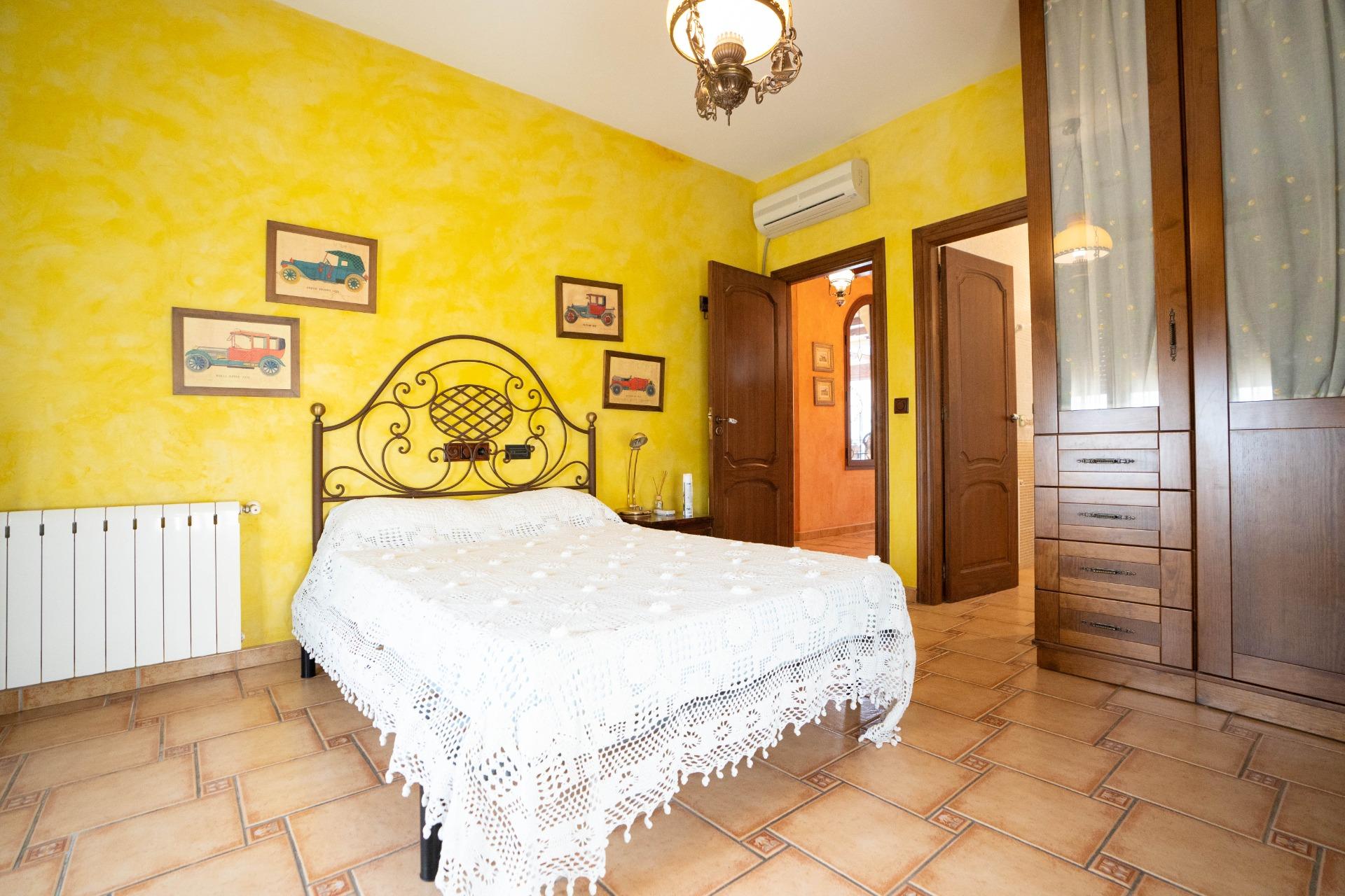 LARGE HOUSE WITH COMMERCIAL PREMISES IN SAN MIGUEL DE SALINAS
