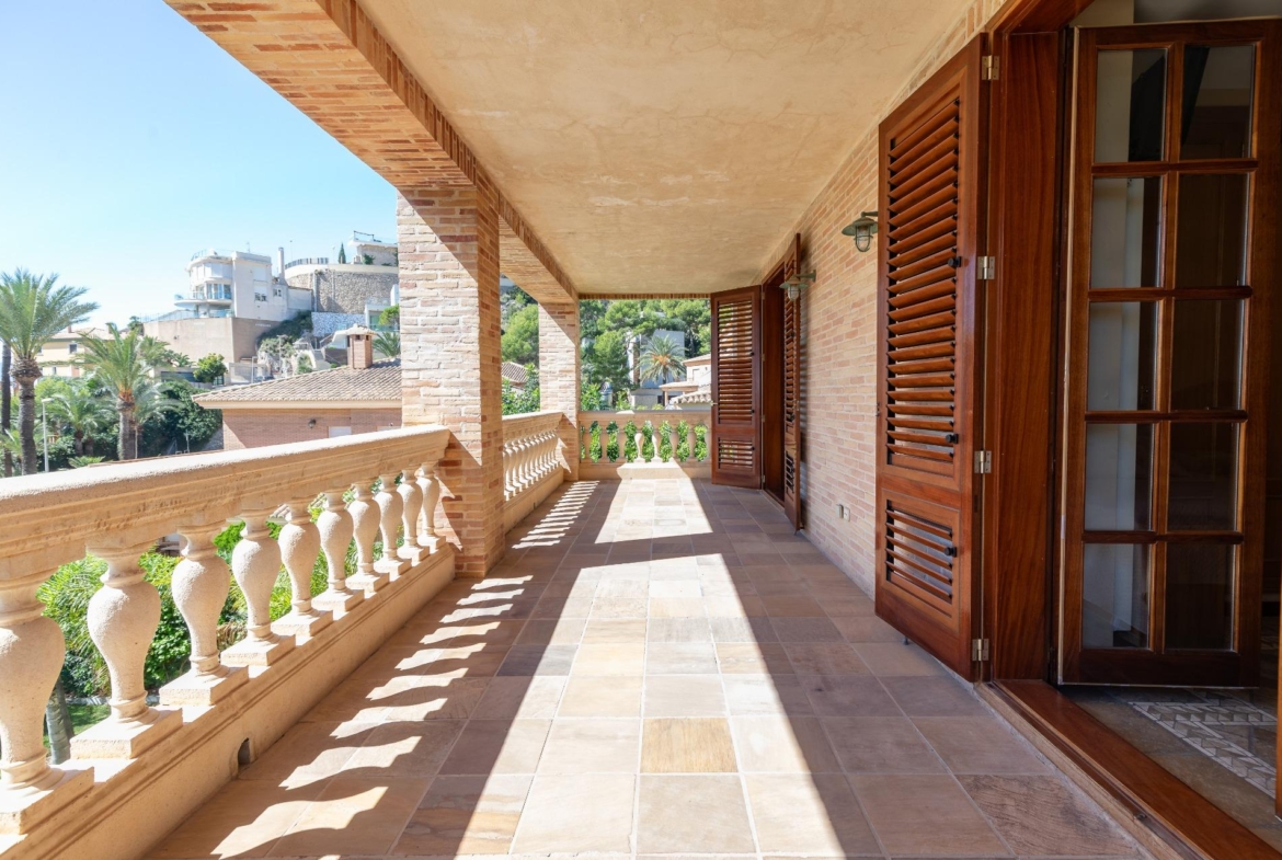 Exceptional Beachfront Villa: Luxury Steps Away from the Beach