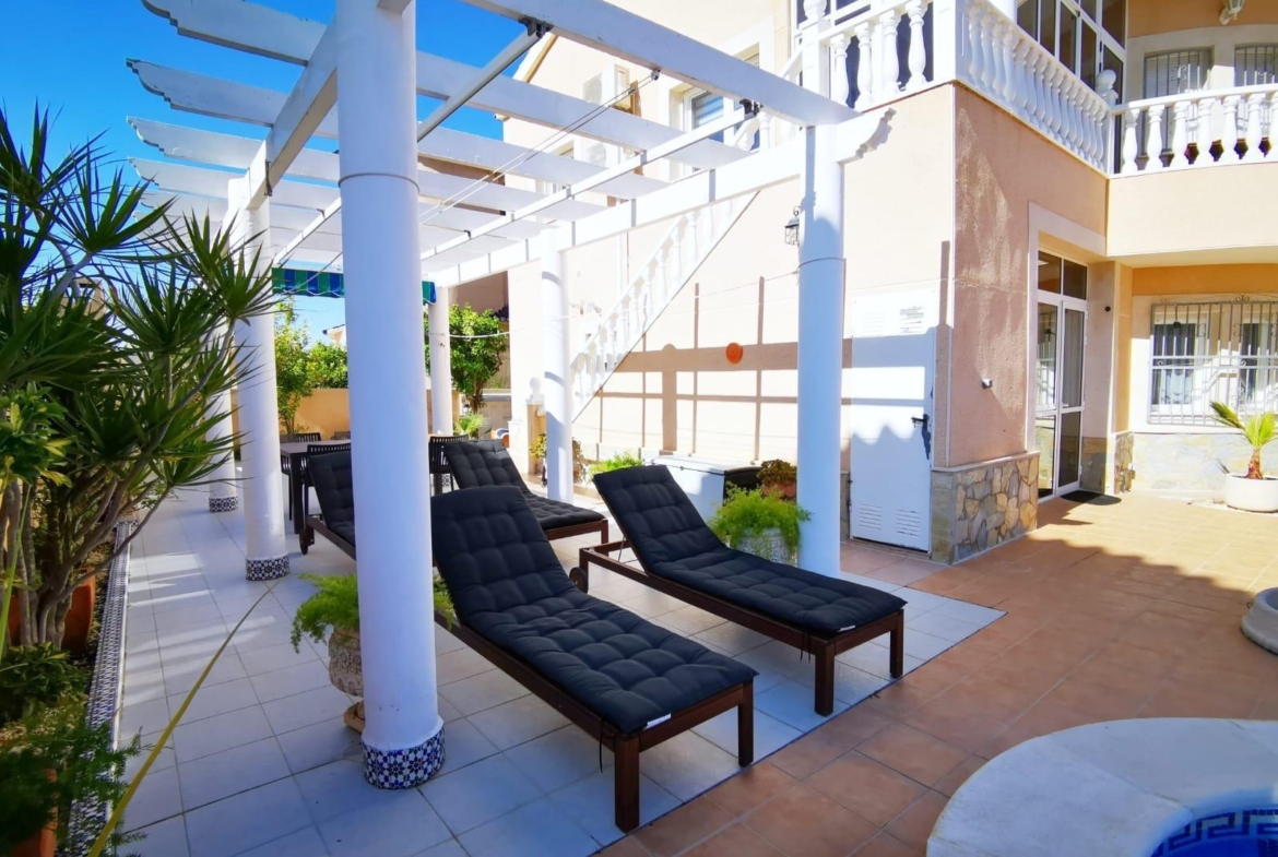 Ruim chalet in La Florida, Orihuela Costa – Ideaal om te genieten van de zon en het strand