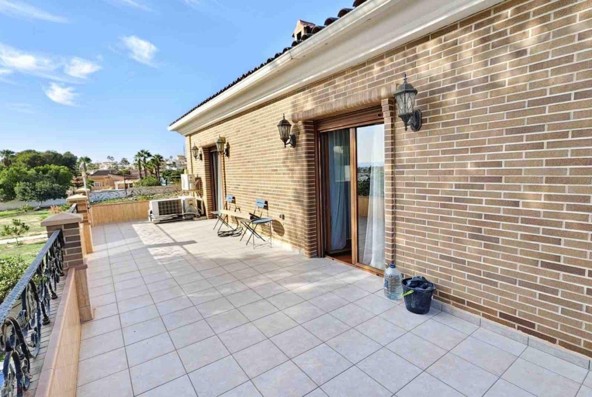 VILLA EN CIUDQUESADA. CON PISCINA PRIVADA. PARCELA 850M2. CASA 364 M2.