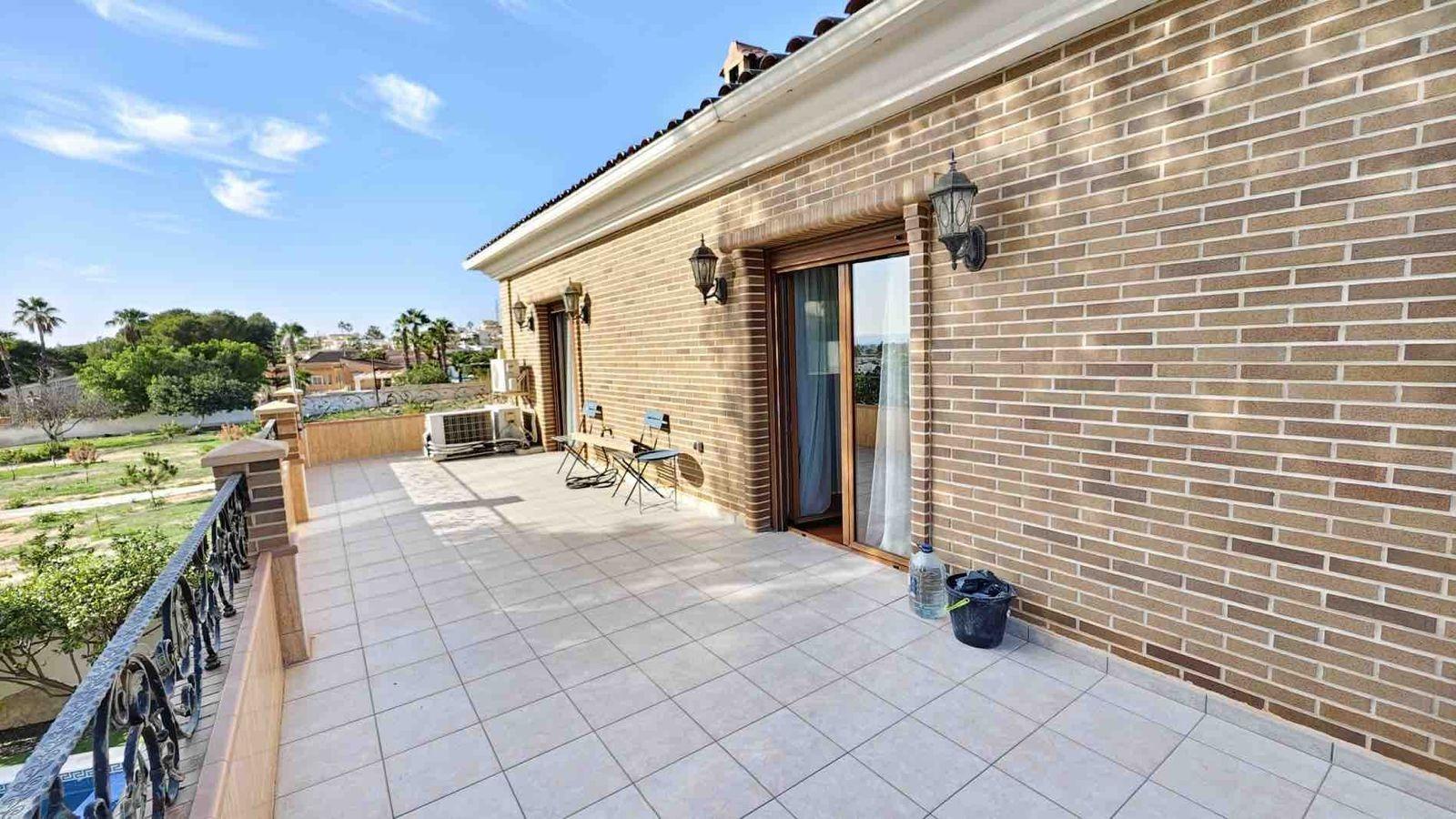 VILLA EN CIUDQUESADA. CON PISCINA PRIVADA. PARCELA 850M2. CASA 364 M2.