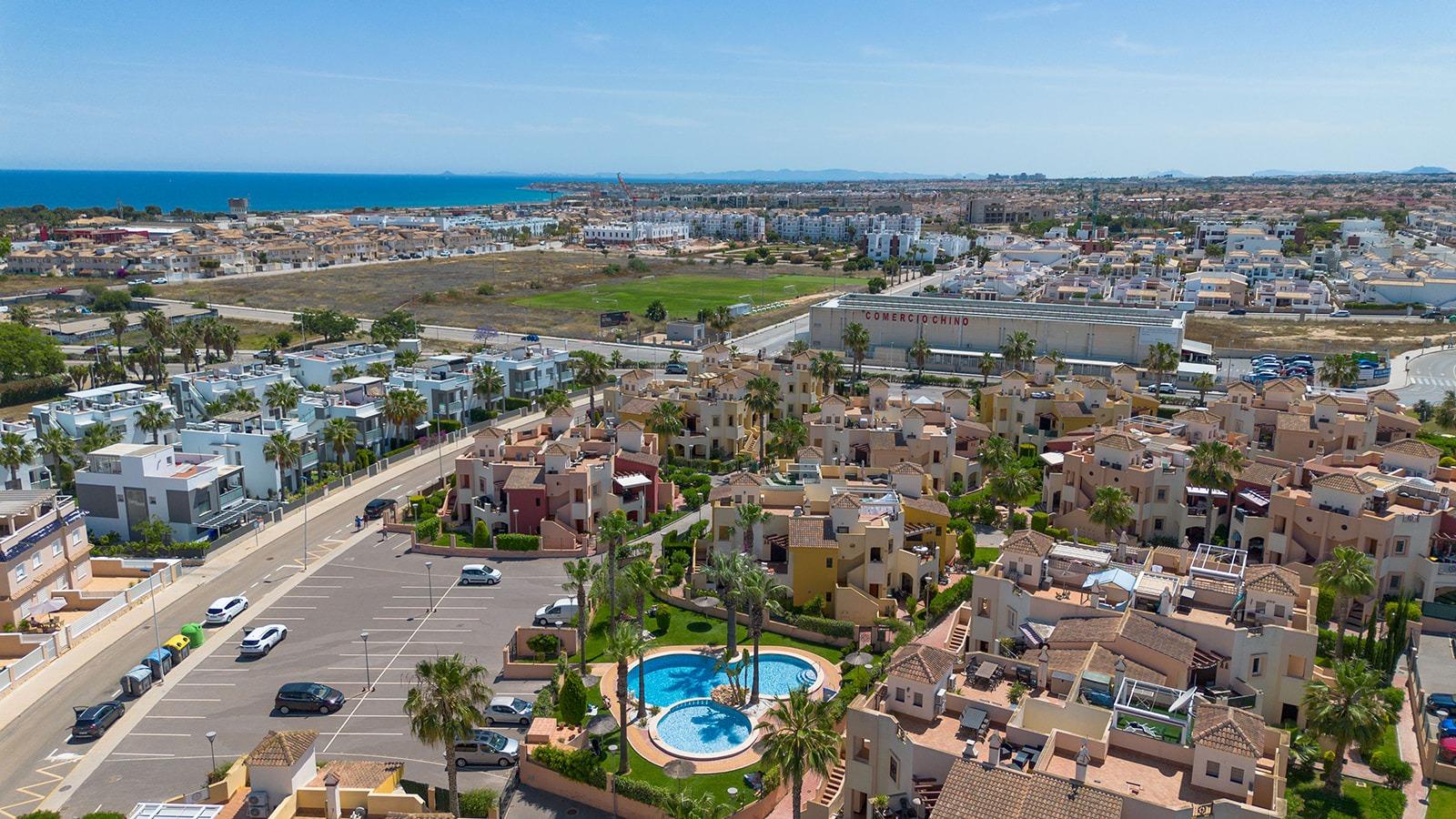 2-35-55 ATÍCO EN PUNTA PRIMA CON SOLARIUM PRIVADO DE 40 M2. 2 DORM. 2 BAÑOS. PISCINA COMUNITARIA.