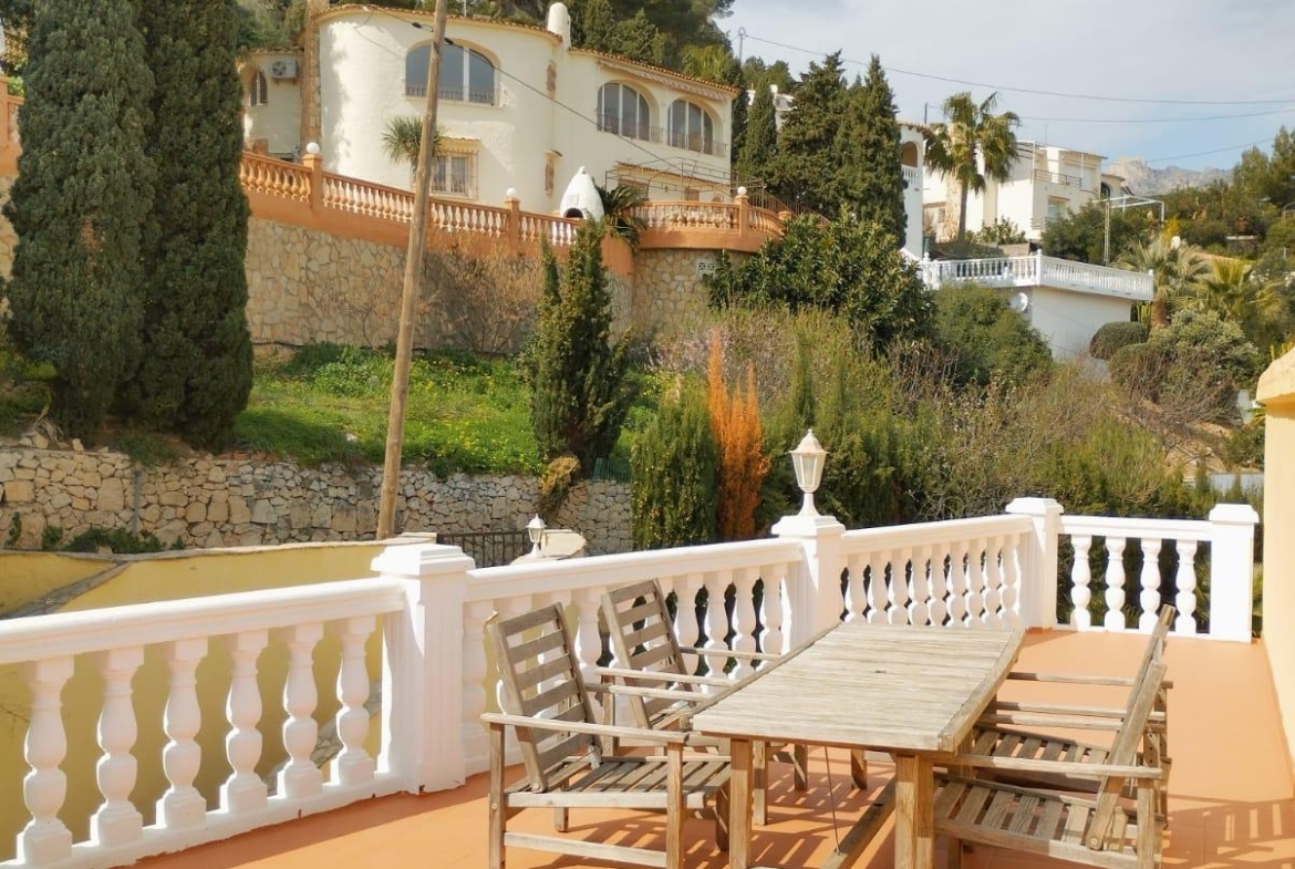 Exclusieve villa in Calpe met panoramisch uitzicht en een grote investeringsmogelijkheid