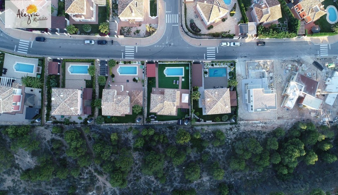 EXCELLENT VILLA IN SIERRA CORTINA FOR SALE