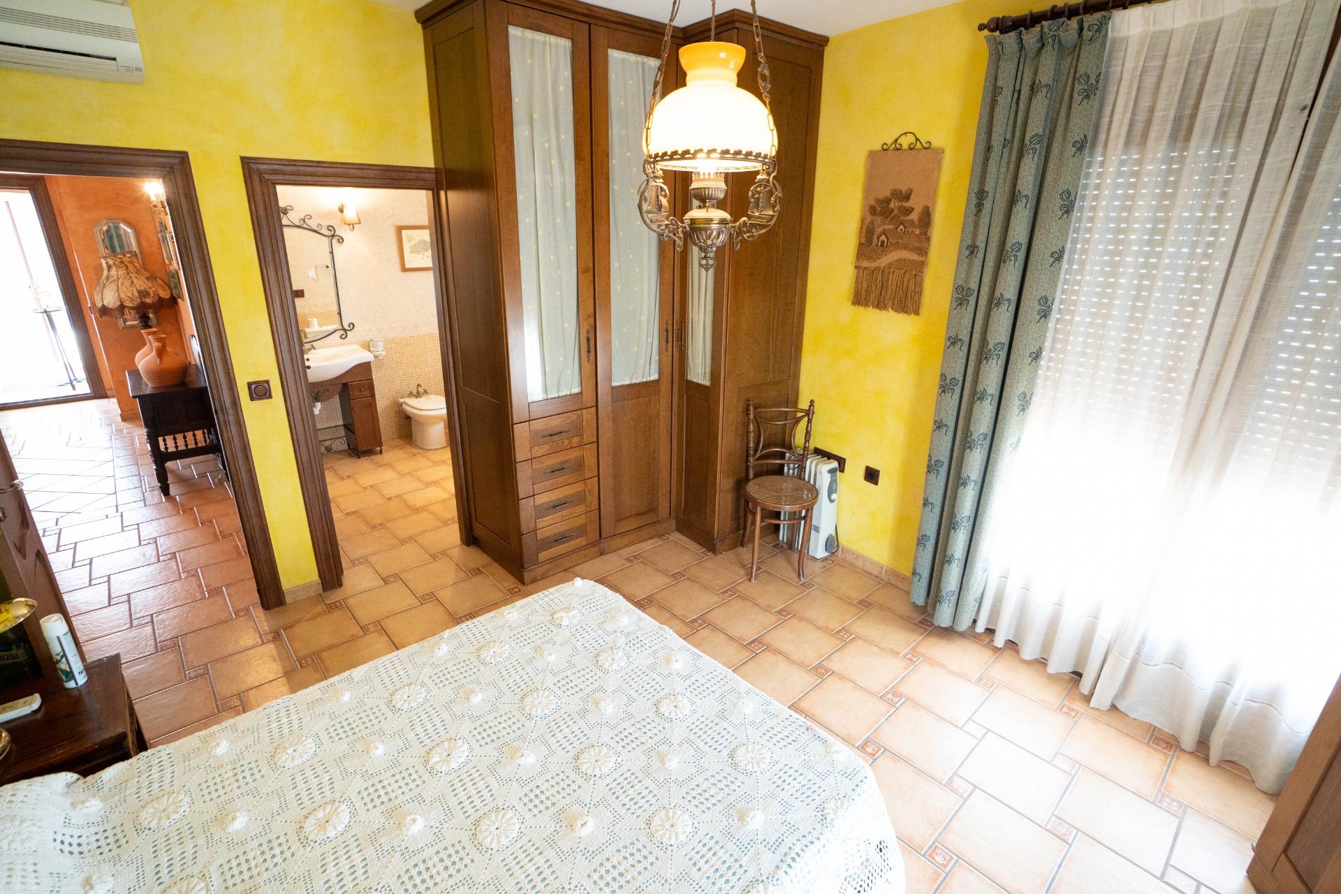 LARGE HOUSE WITH COMMERCIAL PREMISES IN SAN MIGUEL DE SALINAS