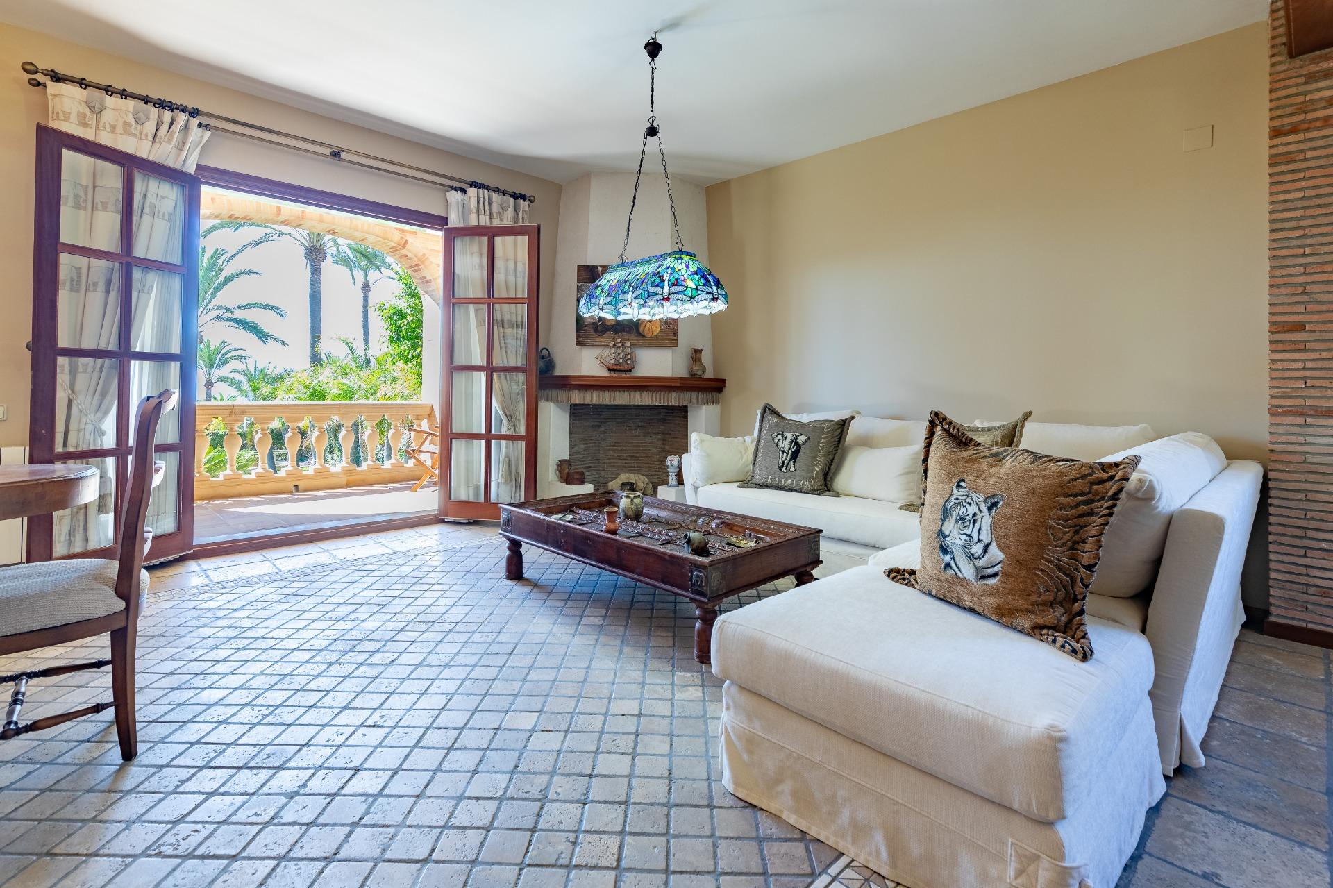 2-36-15 Exceptional Beachfront Villa: Luxury Steps Away from the Beach