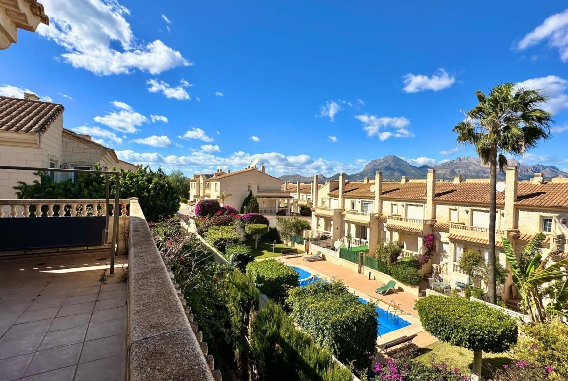Prachtig herenhuis in Albir met tuin 15 minuten lopen van het strand!