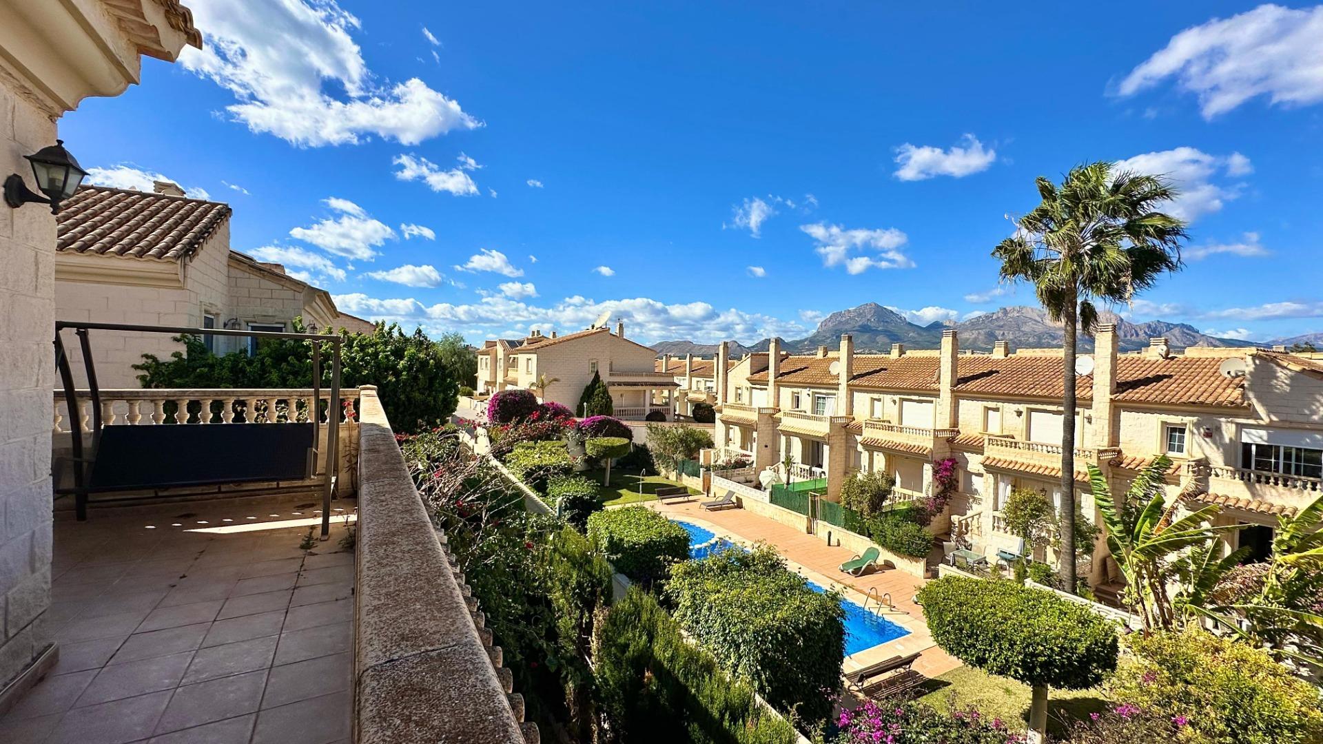 Prachtig herenhuis in Albir met tuin 15 minuten lopen van het strand!