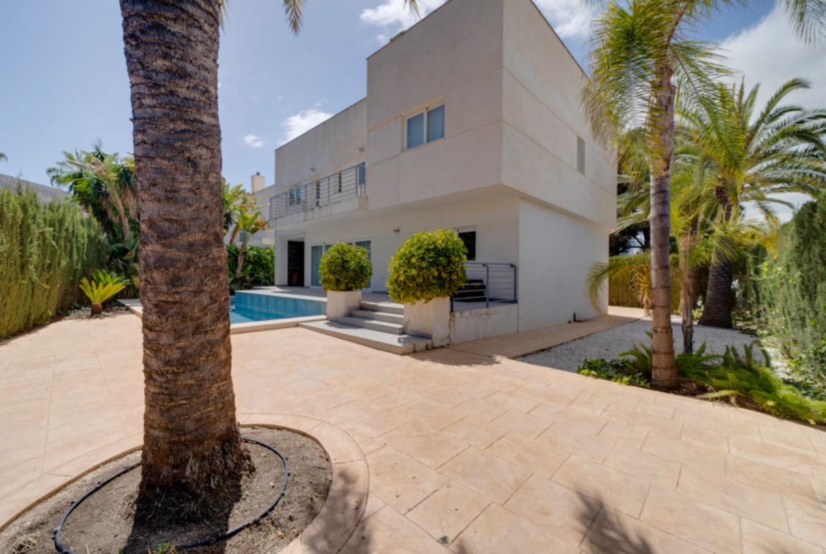 Luxury Villa in the central area of Albir