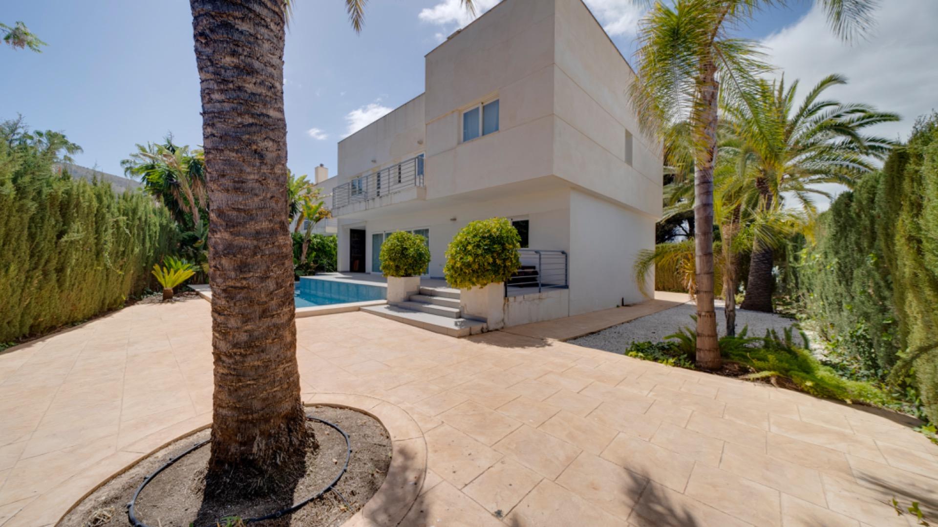 Luxury Villa in the central area of Albir