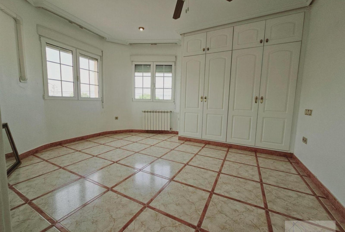 VILLA EN LA SIESTA CON 800 METROS DE PARCELA. PISCINA PRIVADA. 330 M2 DE CASA.