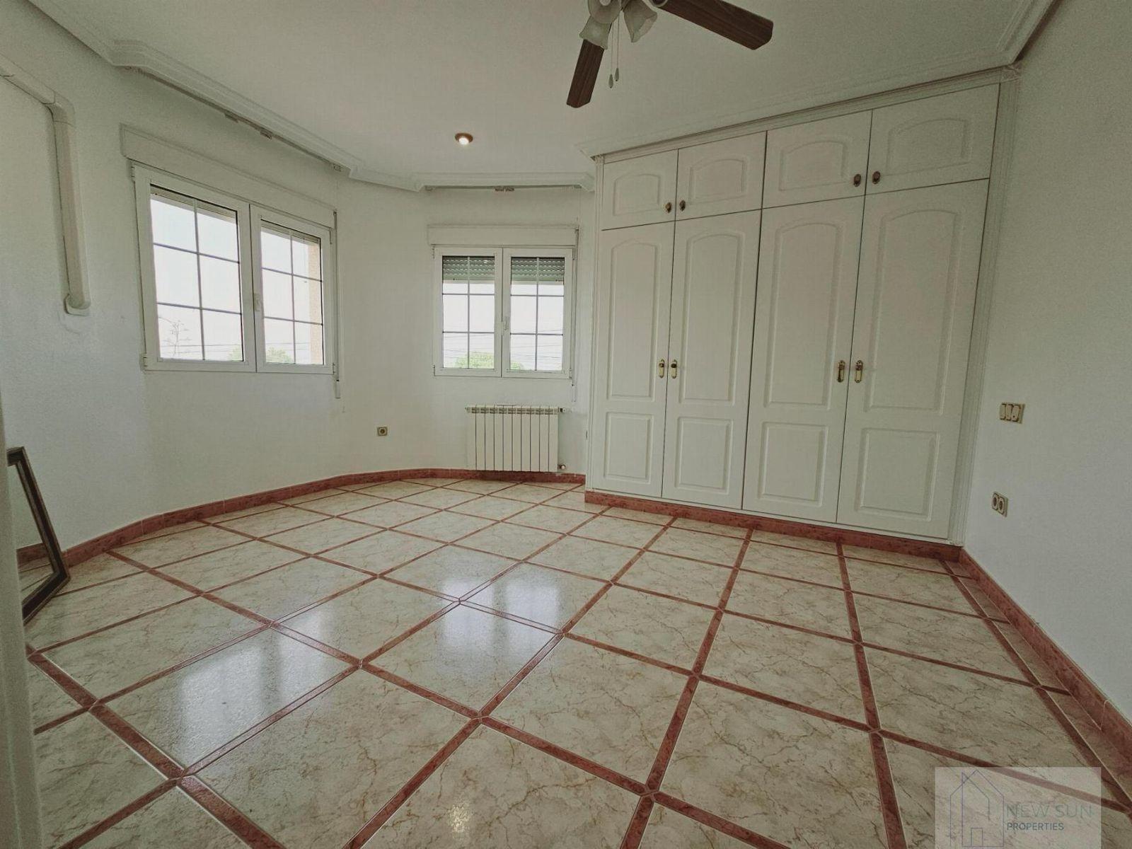 VILLA EN LA SIESTA CON 800 METROS DE PARCELA. PISCINA PRIVADA. 330 M2 DE CASA.