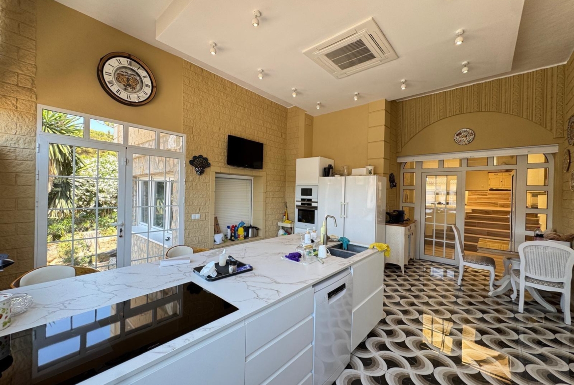 VILLA DE LIJO EN CAMPOAMOR CON 639 M2 DE CASA. PARCELA 800 M2. PISCINA PROPIA. 5 DORM. 4 BAÑOS. PLAYA A 650 METROS.