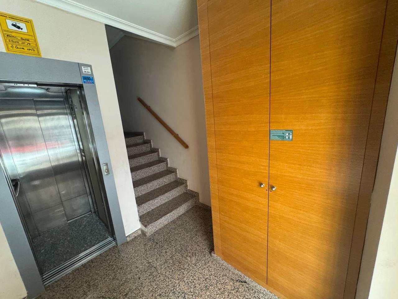 2-36-71 Spacious Semi-New Apartment in Torrevieja, Ideal for Living