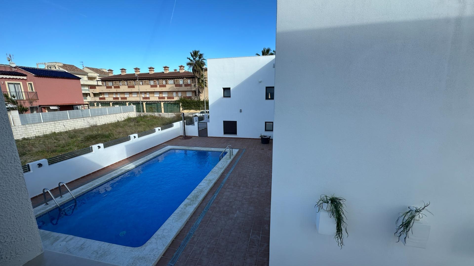 2-36-86 Exclusive townhouses in Oliva Nova: style, comfort, and sea just 500 m away