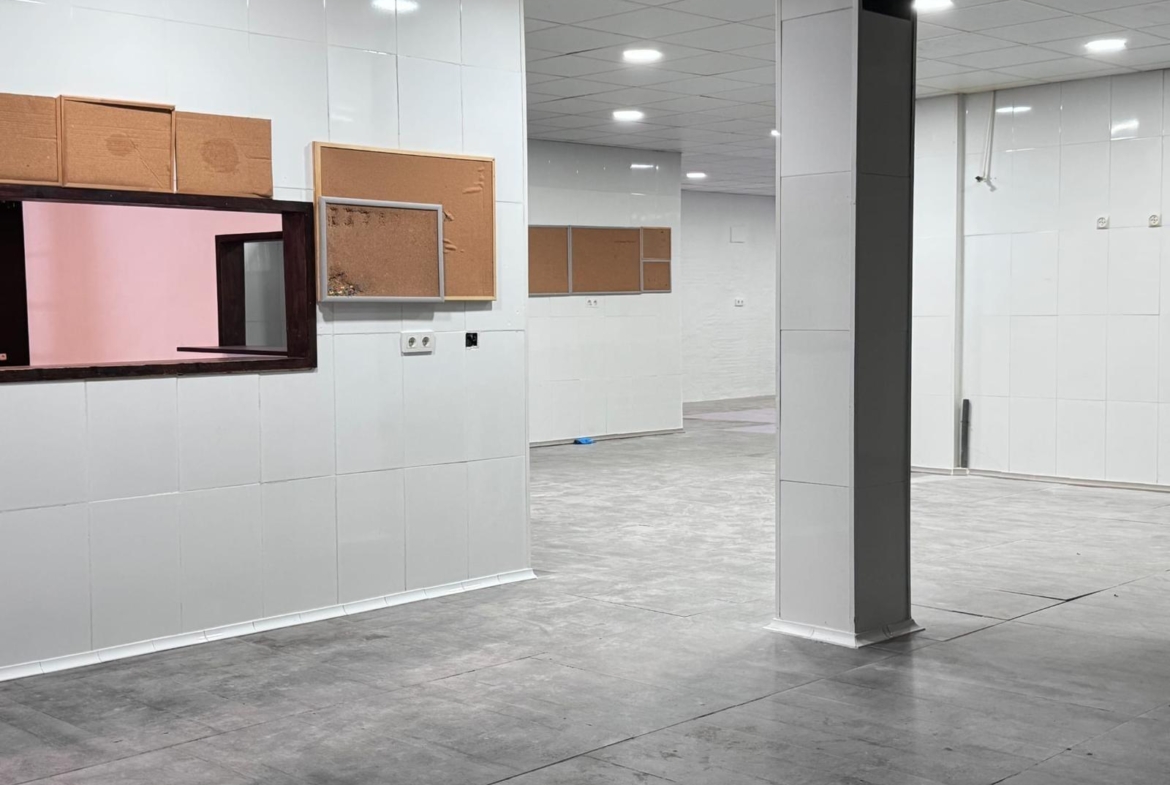 LOKALE COMERCIËLE CON SUPERFICIE DE 780 M2. SEGUNDA LINEA DE PLAYA. 70 METROS DEL MAR.