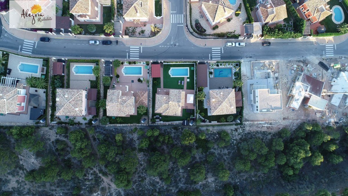 EXCELLENT VILLA IN SIERRA CORTINA FOR SALE