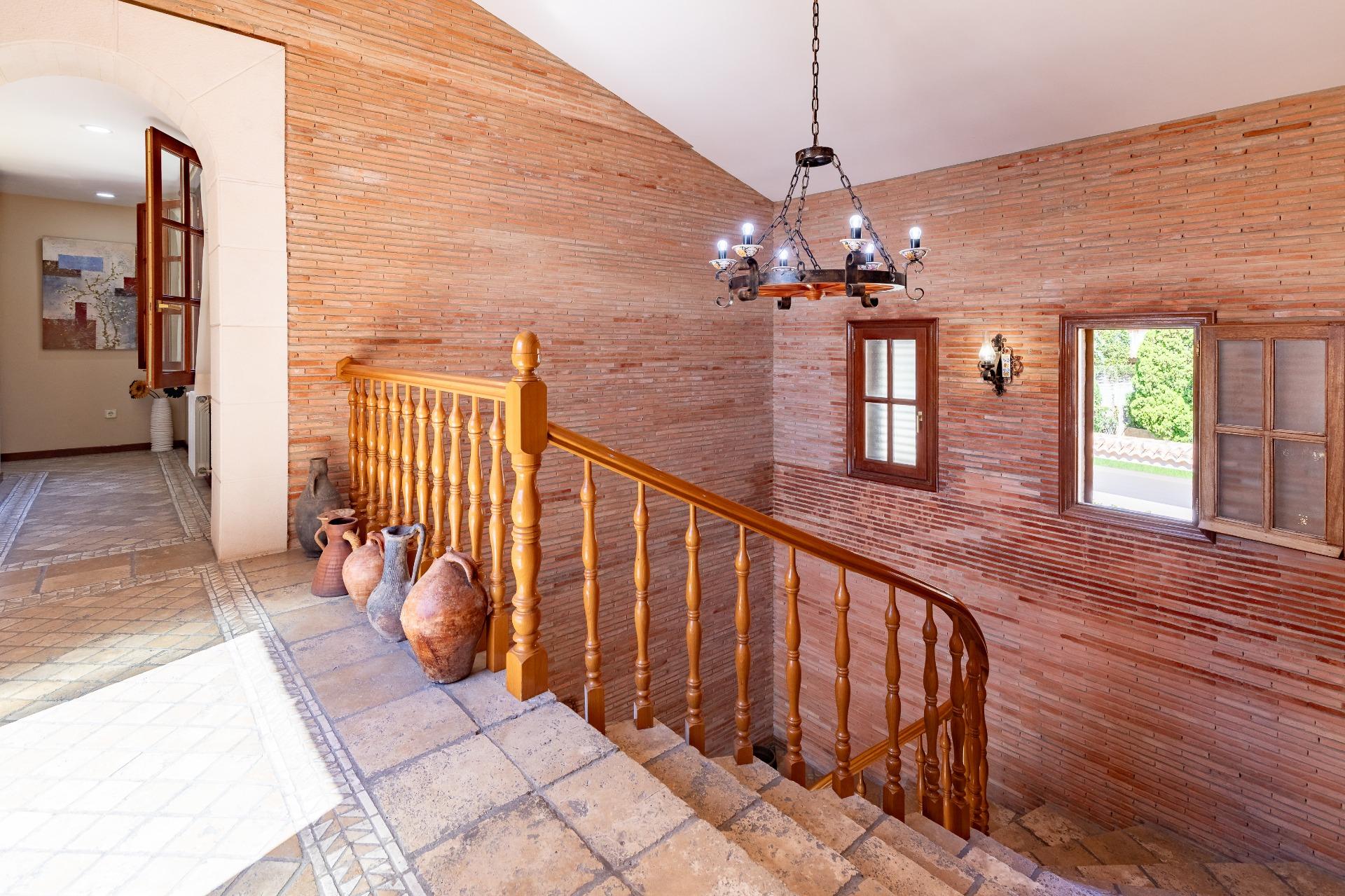 2-37-13 Exceptional Beachfront Villa: Luxury Steps Away from the Beach