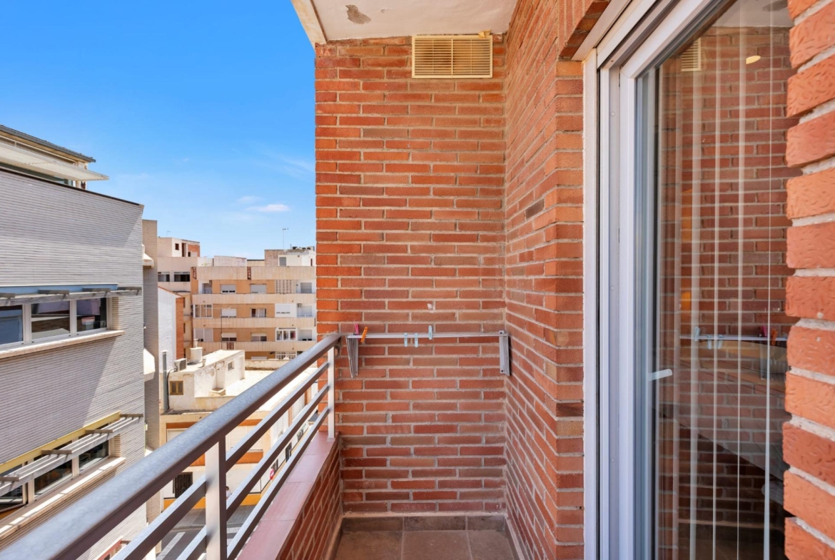 REFORMANDO APARTAMENTO EN EL CENTRO DE TORREVIEJA. 134 M2. 2 DORM. 2 BAÑOS.