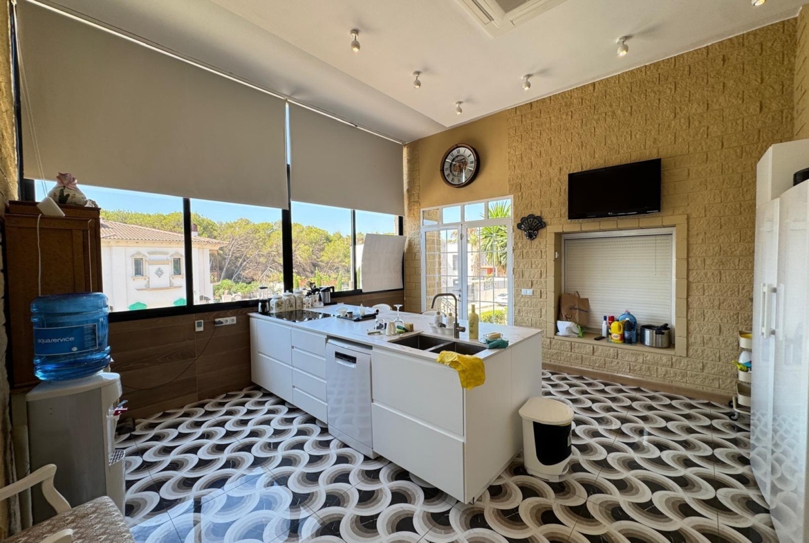 VILLA DE LIJO EN CAMPOAMOR CON 639 M2 DE CASA. PARCELA 800 M2. PISCINA PROPIA. 5 DORM. 4 BAÑOS. PLAYA A 650 METROS.