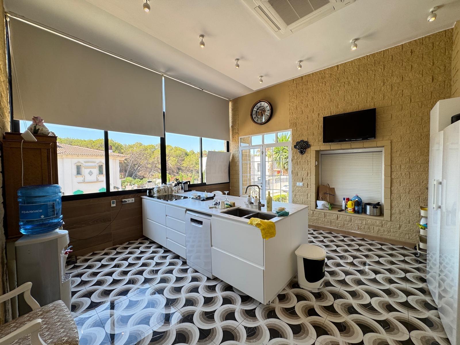 2-37-52 VILLA DE LIJO EN CAMPOAMOR CON 639 M2 DE CASA. PARCELA 800 M2. PISCINA PROPIA. 5 DORM. 4 BAÑOS. PLAYA A 650 METROS.