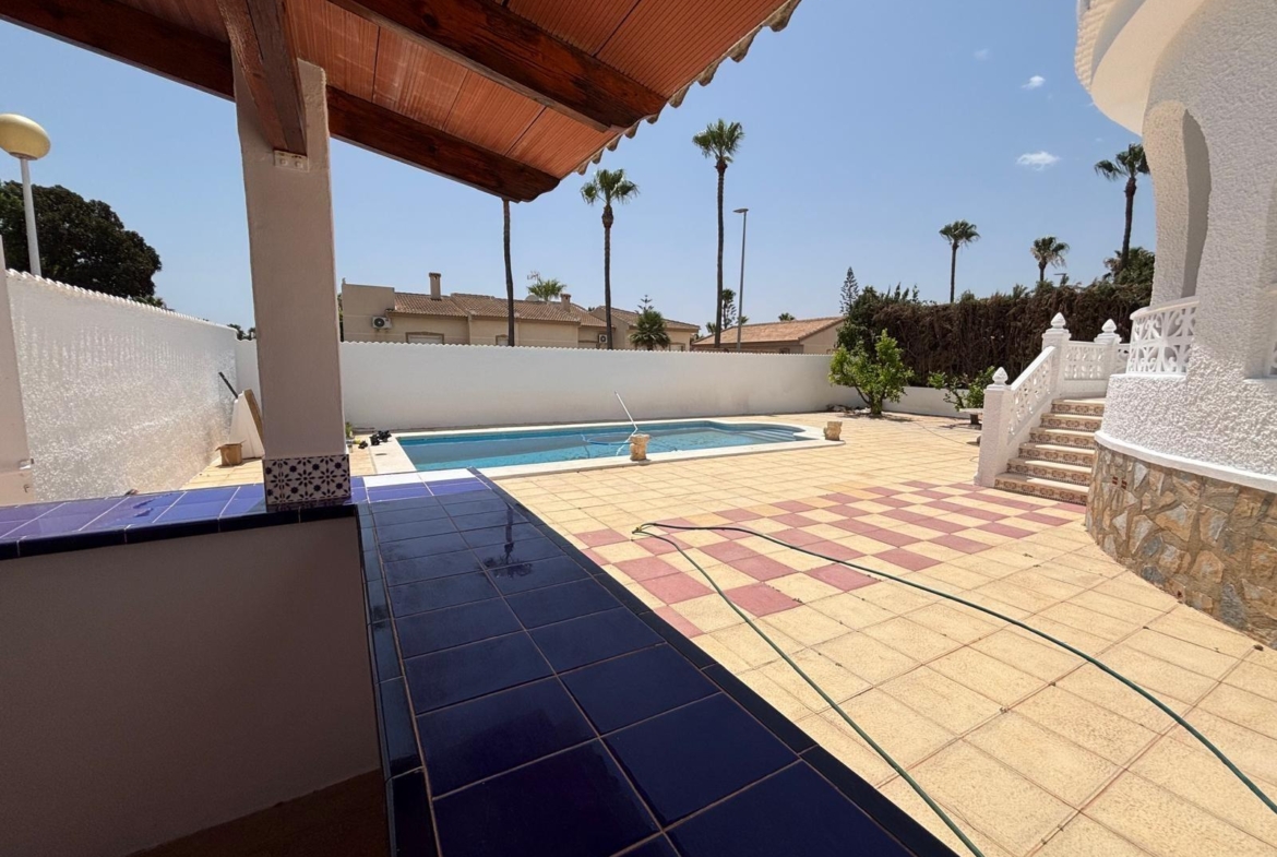 FABULOSA VILLA REFORMADA ESTILO MEDITERRÁNEO EN CIUDAD QUESADA