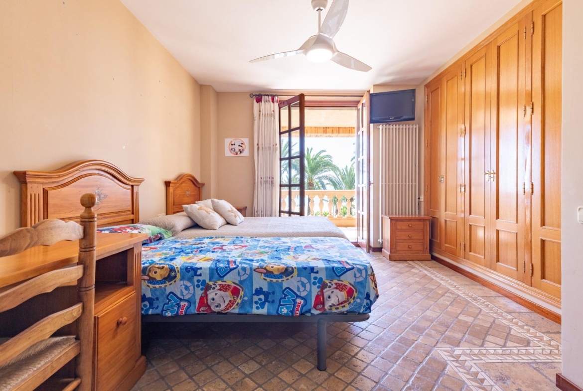 Exceptional Beachfront Villa: Luxury Steps Away from the Beach