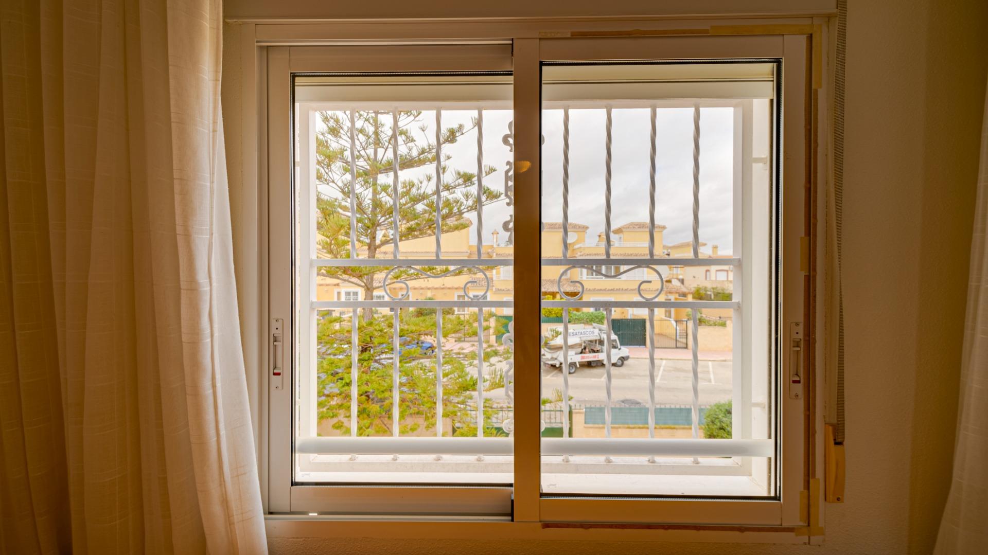 2-38-18 Large corner semi-detached house with sea views,