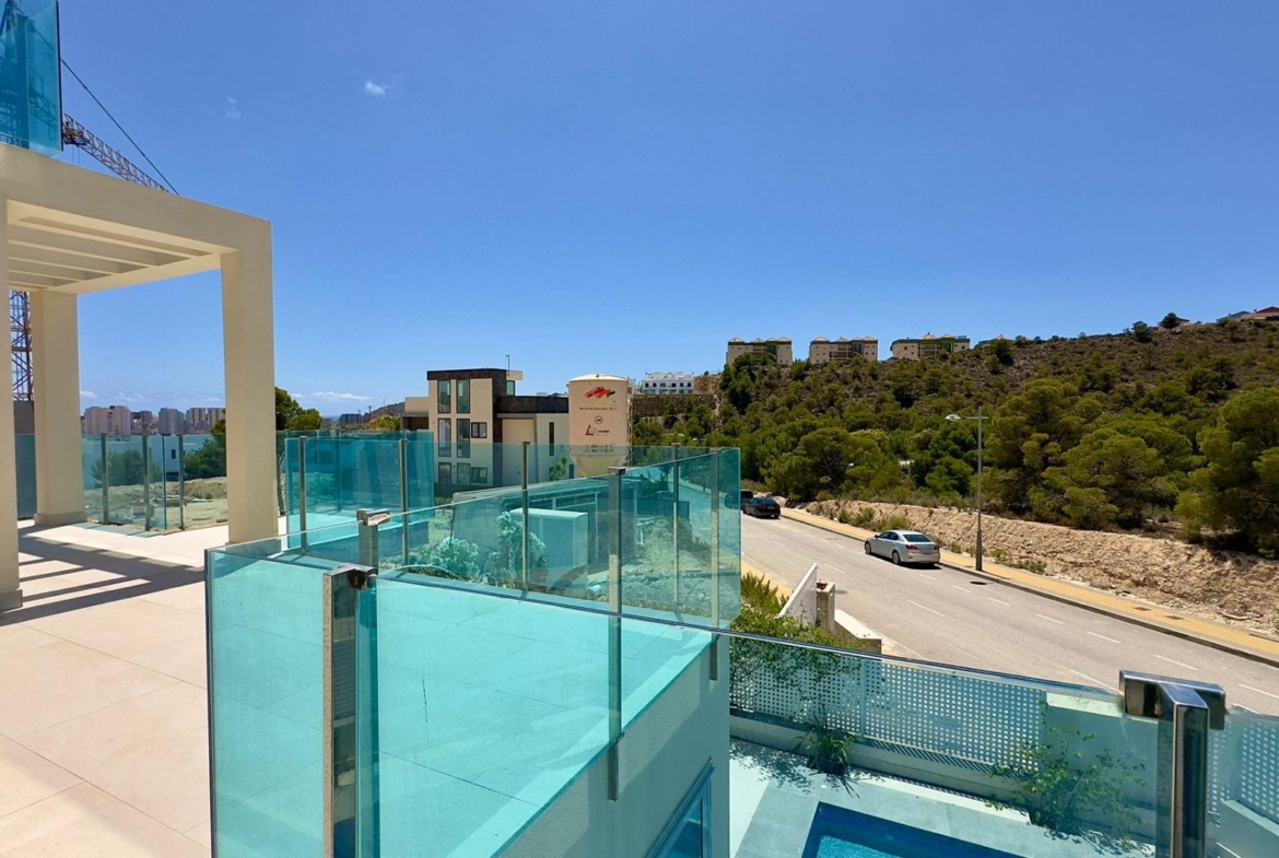 Grote villa op het balkon van Finestrat met uitzicht op de zee